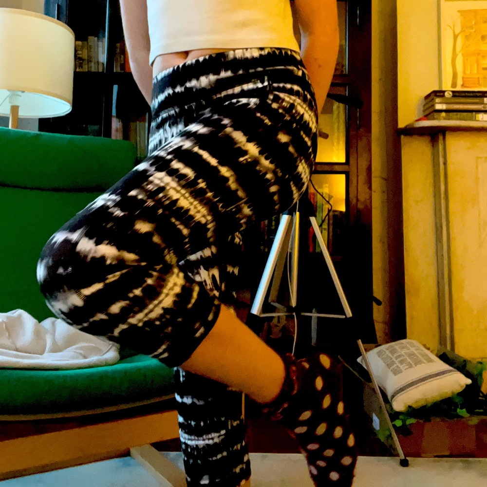 So(Kohls) “Tie dye” cropped Athletic Leggings